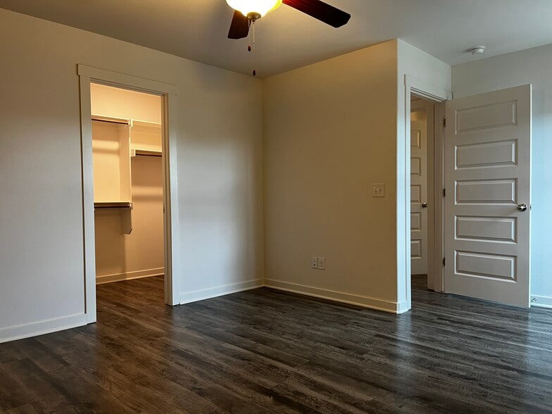 Master bedroom - 2706 N Teresa Dr
