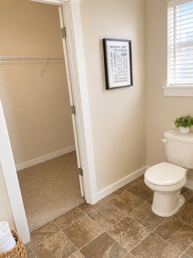 Building Photo - 3bd/2.5ba Lynnwood Townhome