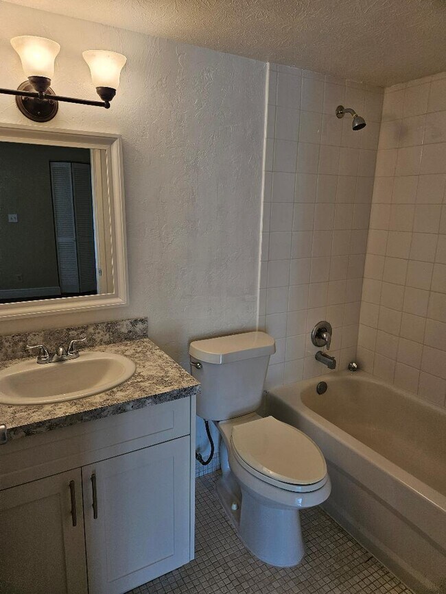 Building Photo - 700 Village Green Ct