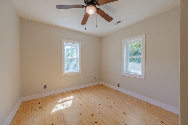 Building Photo - Charming updated 2 bedroom 1 bath home in ...