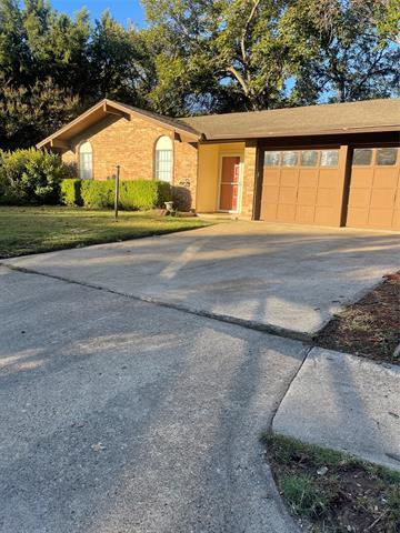 Building Photo - 2302 Mercedes Rd