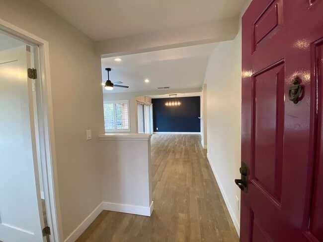 Building Photo - Beautifully Renovated Condo in Rancho Bernardo!