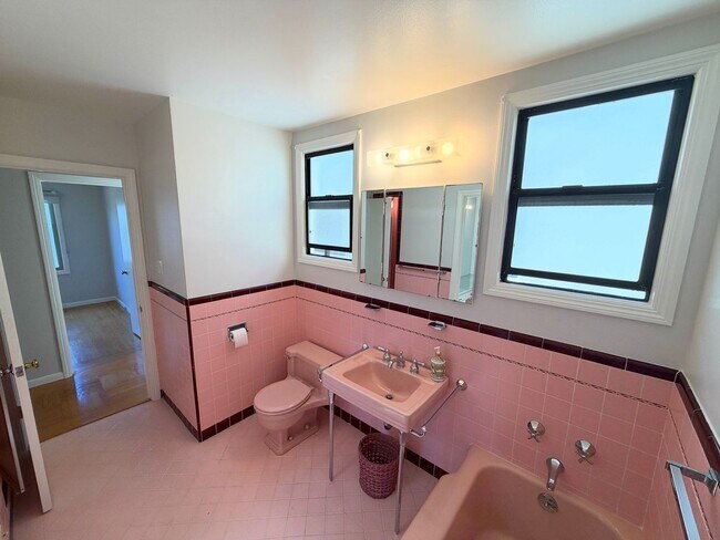 Building Photo - UPDATED HUGE SUNNY 2250sf 3BR+Den/1+2Half BA 2250sf Sunset/UCSF Home VIEWS AVAILABLE NOW