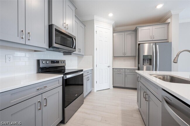 Building Photo - 28093 Sanibel Sands St