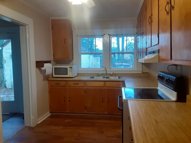 Neat and Clean Kitchen - 447 Johnson Ave