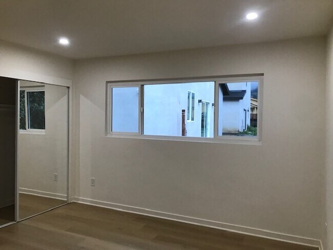 Building Photo - GLENOAKS