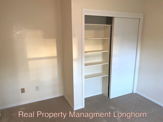 Building Photo - Beautifully Renovated 4/2 One story George...
