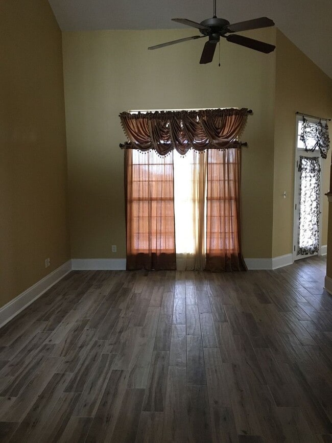 Building Photo - Beautiful, Custom-Built Home in Established & Coveted MOWAT HIGHLANDS!