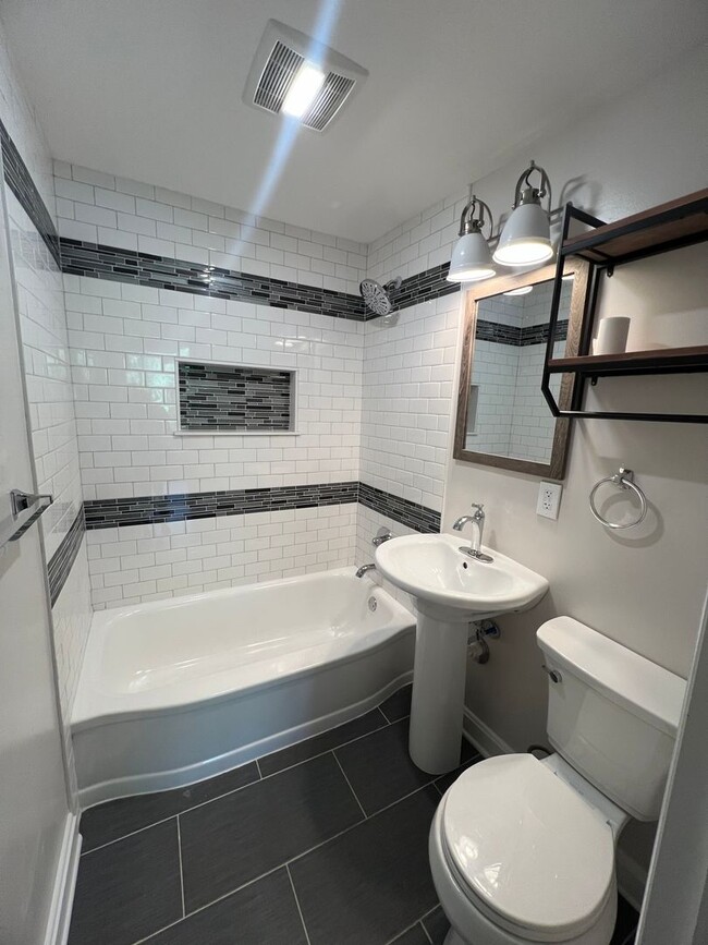 Building Photo - Newly renovated 2 bedroom 1 bath house!