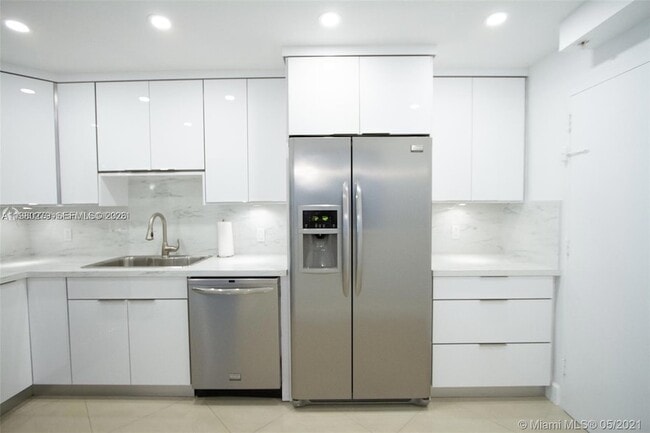 Building Photo - 3801 OCEAN Dr