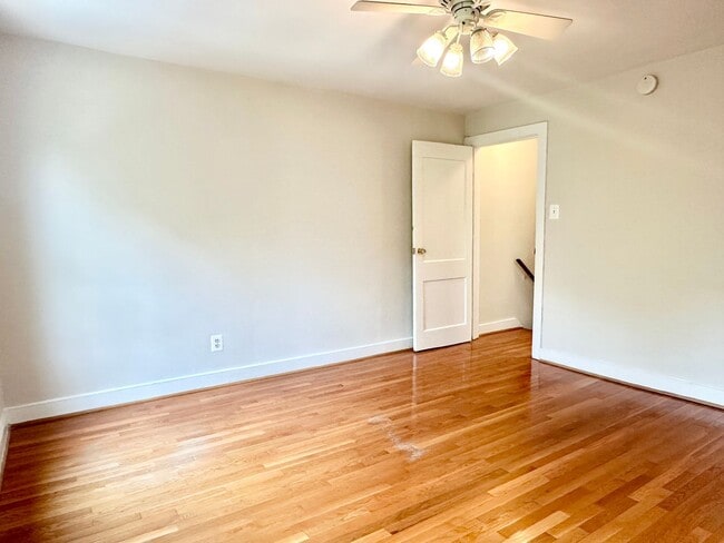 Building Photo - 3 bed 2 bath - Parking!!!  Pets Welcome!!!