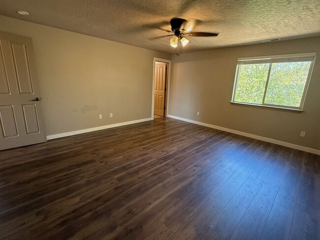Building Photo - 3BR/2.5BA Home w/ Garage, Fenced Yard – Walk to Shops & Parkra