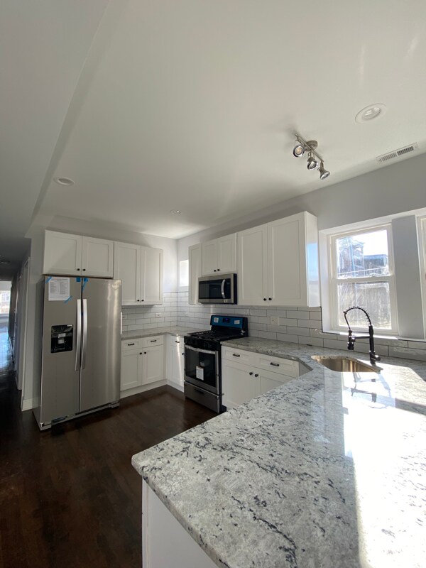 Building Photo - 5558 W Congress Pkwy