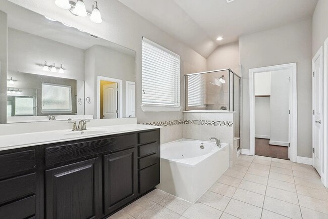 Building Photo - 8804 Vantage Point Dr
