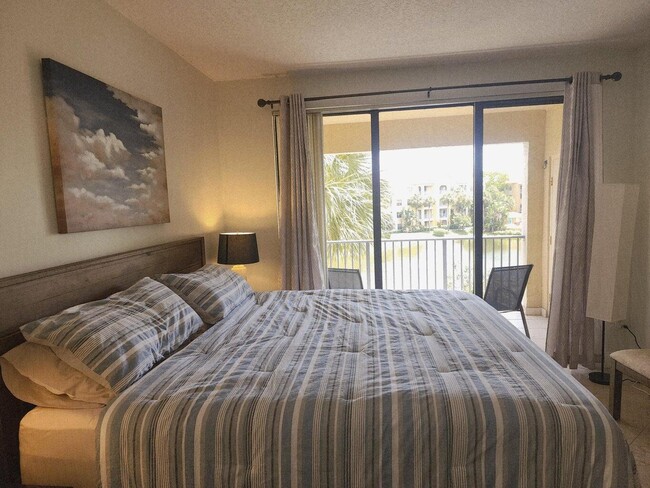 Building Photo - 300 Uno Lago Dr