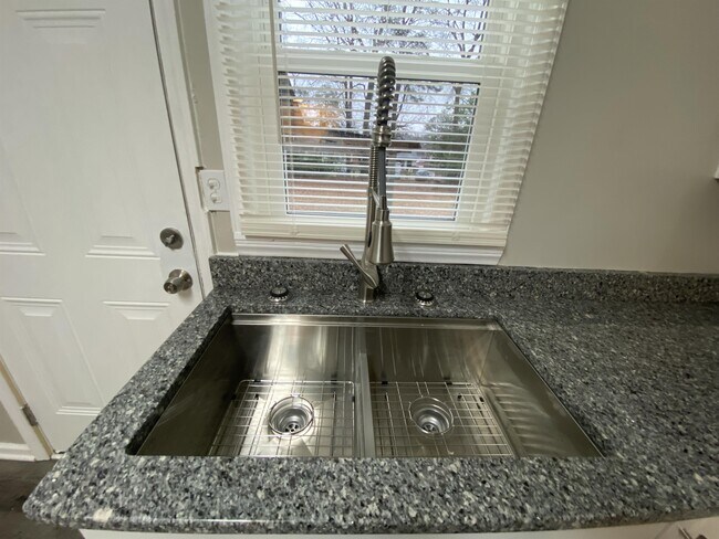 Building Photo - 1031 Revere St