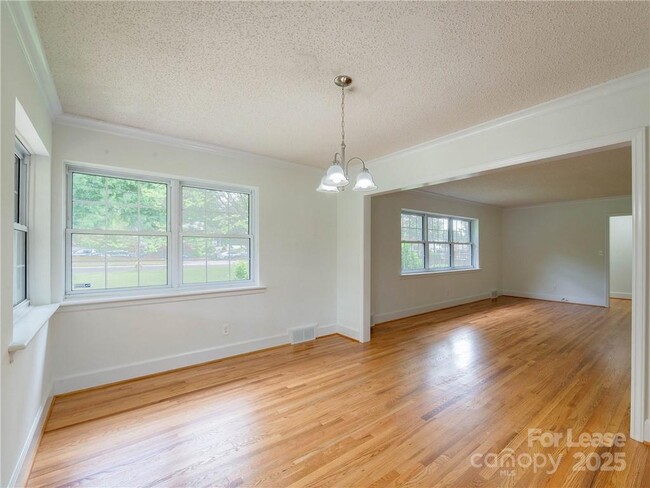Building Photo - 1422 Holmes Dr