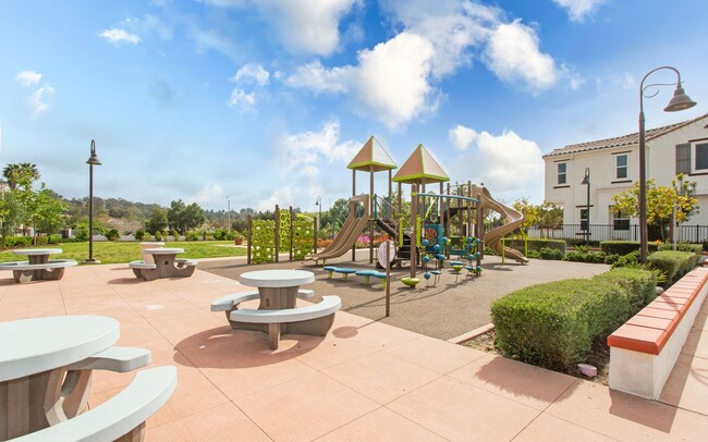 Building Photo - Large Corner-End Townhouse in Oceanside!
