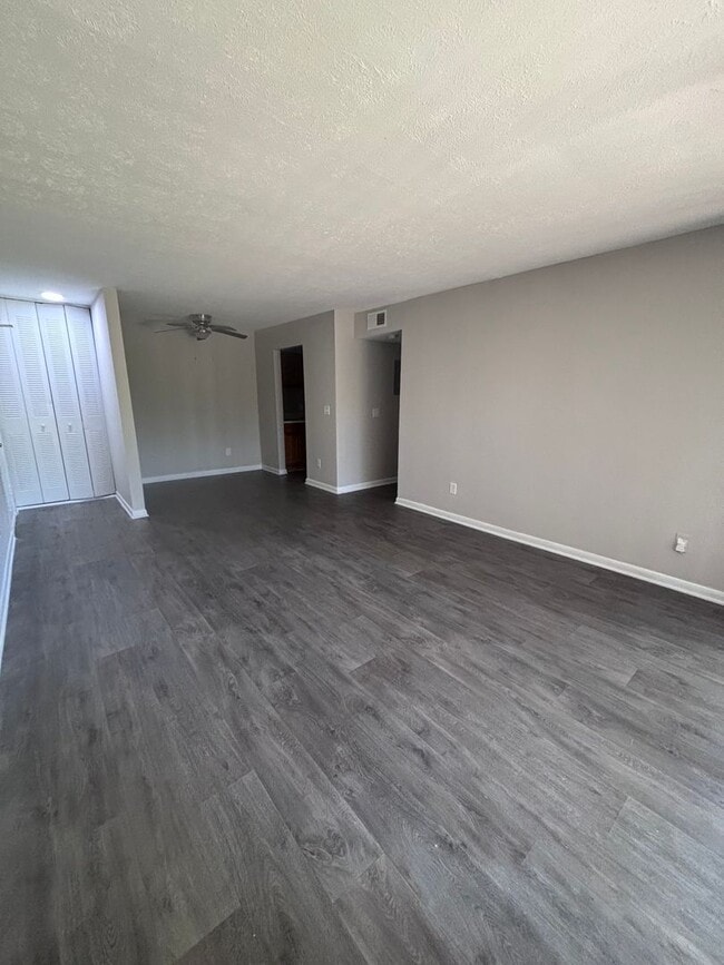 Building Photo - Great Location!