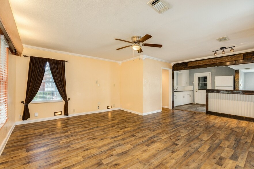 Building Photo - 1331 W 8th St