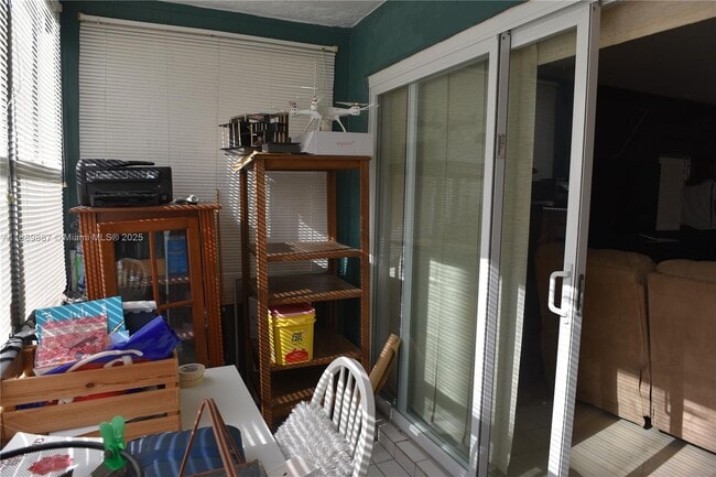 Building Photo - 325 W Laurel Dr