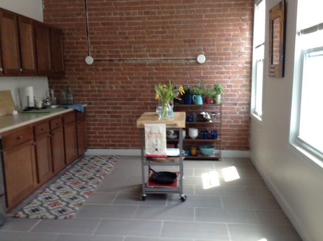 Building Photo - 210 Waterman St