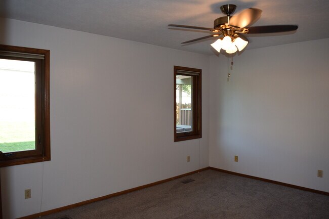 Building Photo - 2210 Skyline Dr