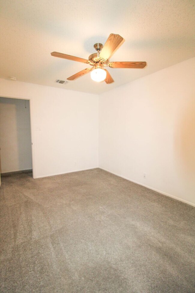 Building Photo - 14018 N Hills Village Dr