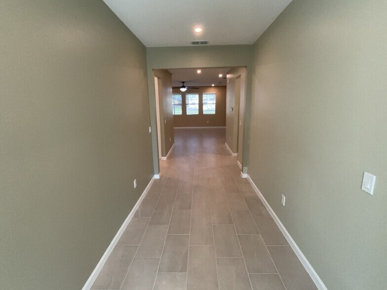 Building Photo - 2633 Ginseng Ivy St