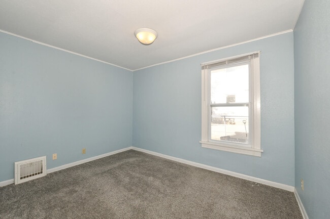 Building Photo - 422 S 89th St