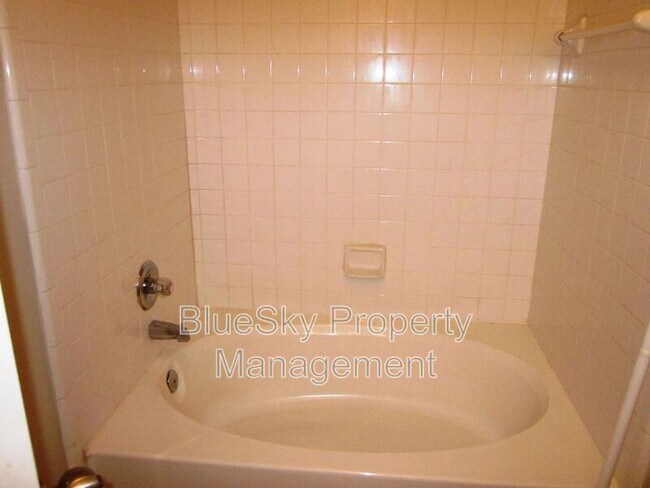 Building Photo - 300 Riverbend Dr