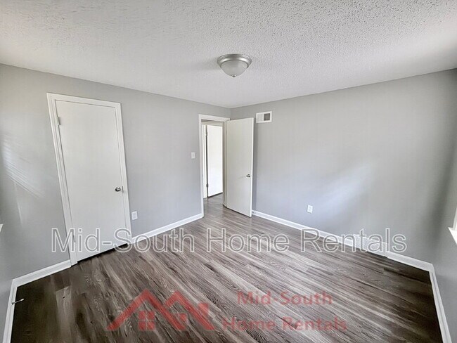 Building Photo - 1733 Gowan Dr