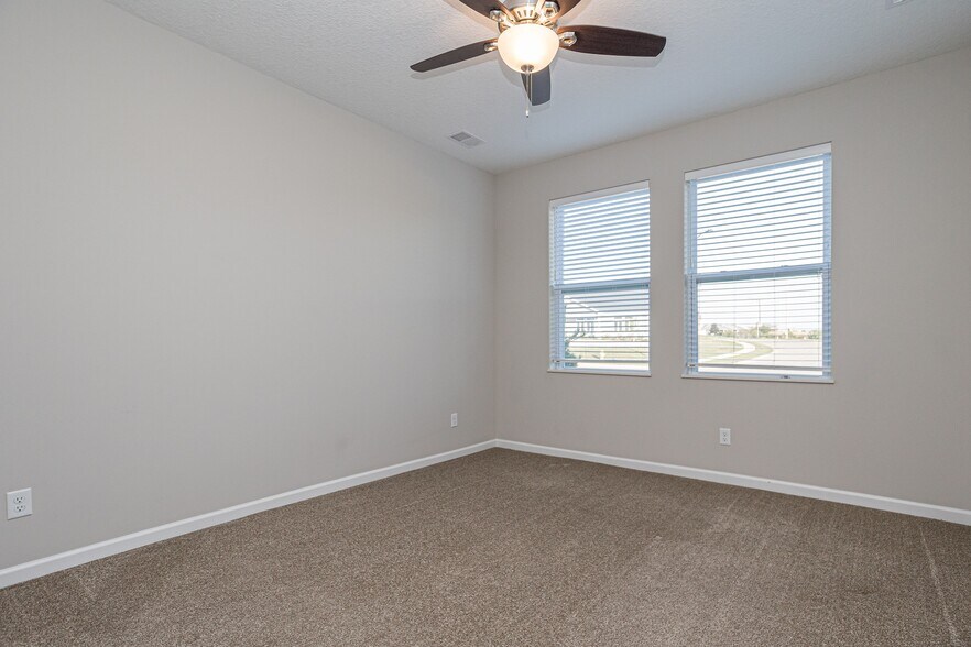Building Photo - 3326 Glenbrook Cir S