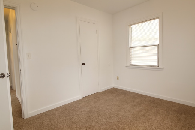 Building Photo - Comfort and Convenience in NE Bend. Pet-Friendly, 2-Bedroom Gem!