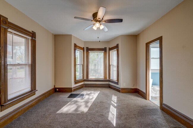 Building Photo - 427 Vernal Ave