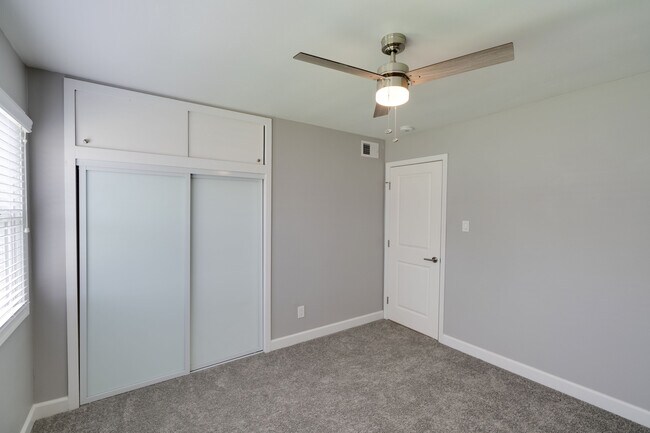 Building Photo - 405 S Fernwood Cir