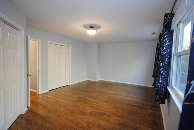 Building Photo - 240 Heritage Dr