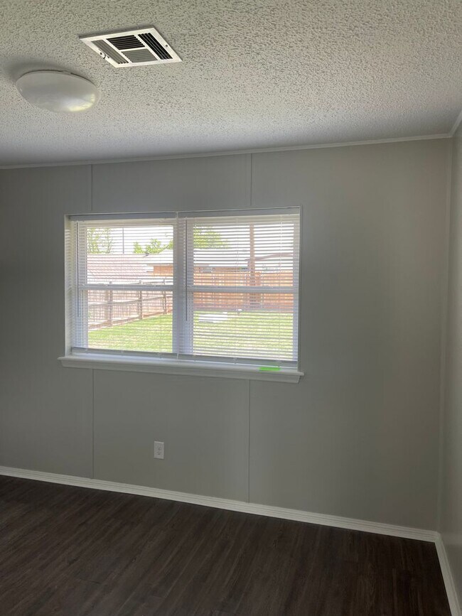 Building Photo - 3 bedroom PLUS floor plan! Newly Remodeled...