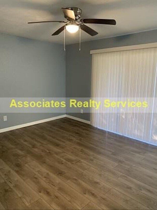 Building Photo - 2 Bed/2.5 bath End Unit Town home!  LOOK !!!