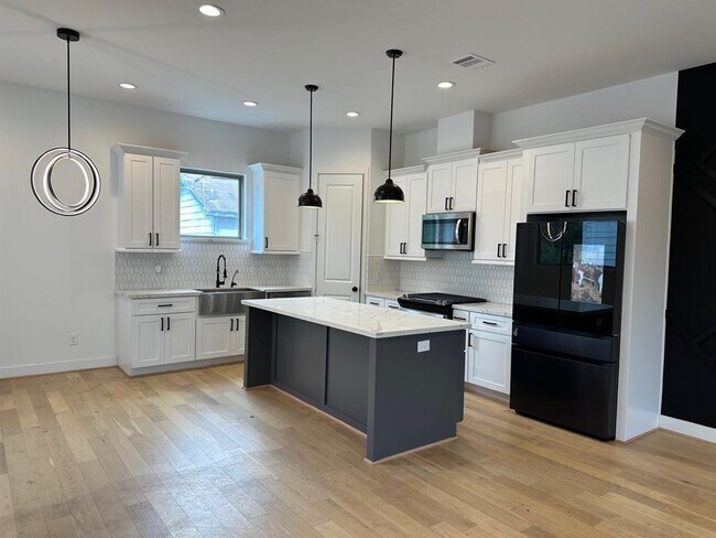 Building Photo - 2715 Drew St