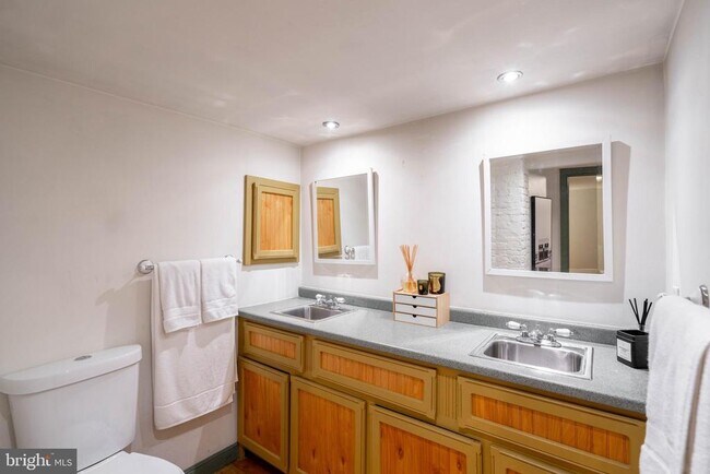 Building Photo - 239 Race St