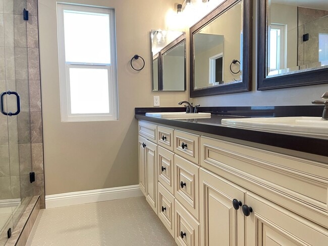 Building Photo - Picture Perfect Summerhill Home!