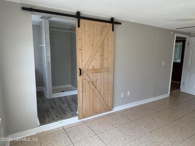 Building Photo - 2842 Tulip Cir E