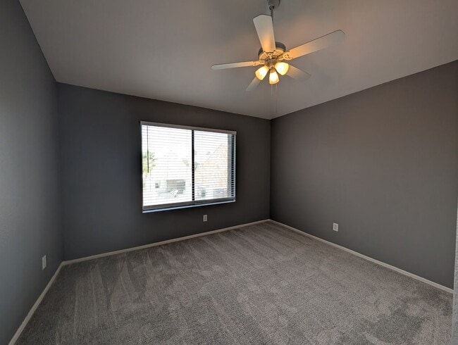 Building Photo - 2 Bedroom 2.5 Bath