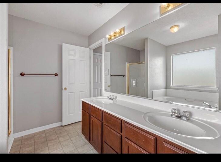 Building Photo - 1600 Kingsgate Dr
