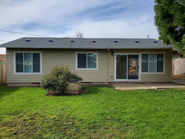 Building Photo - 3322 Tierra Dr NE