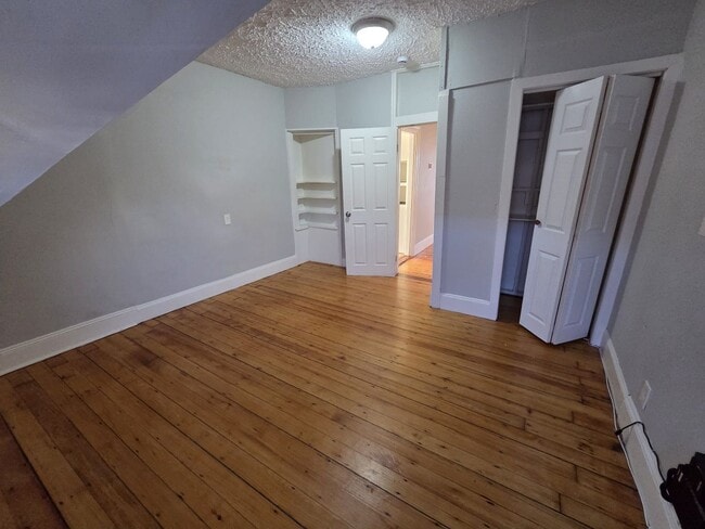 Building Photo - Woodbine St(15)-N