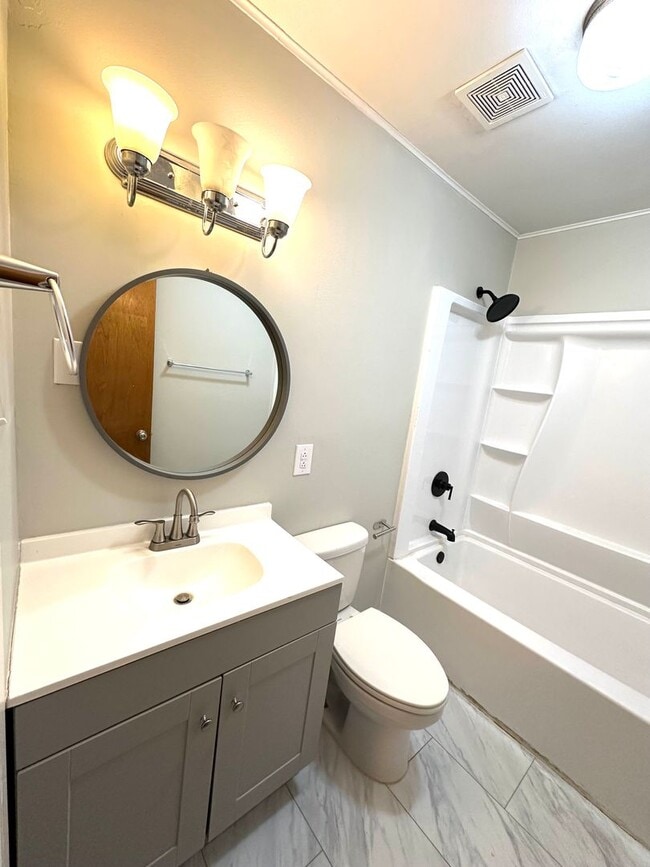 Building Photo - 3 BEDROOM 1 BATH IN JOPLIN-$1200 RENT-$1200 DEPOSIT