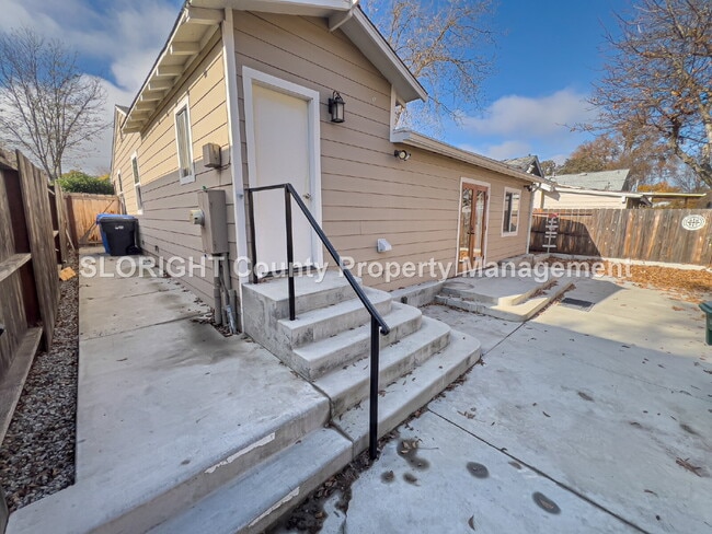 Building Photo - AVAILABLE NOW - Charming Home Just ½ Mile from Downtown Paso Robles - 2 Bed / 1 Bath