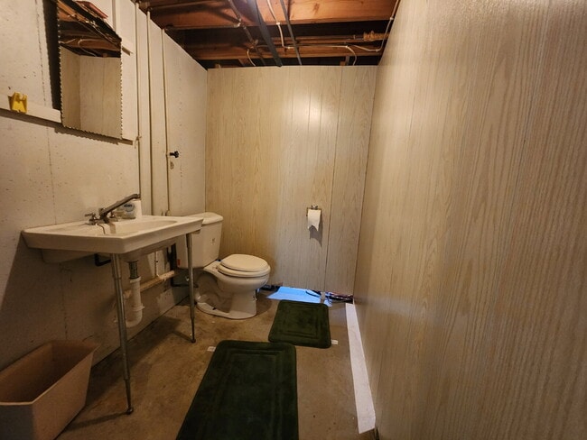 Building Photo - Hard to Find 3 Bedroom Ranch